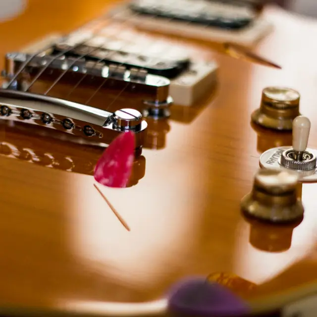 Close view of an electric guitar bridge
